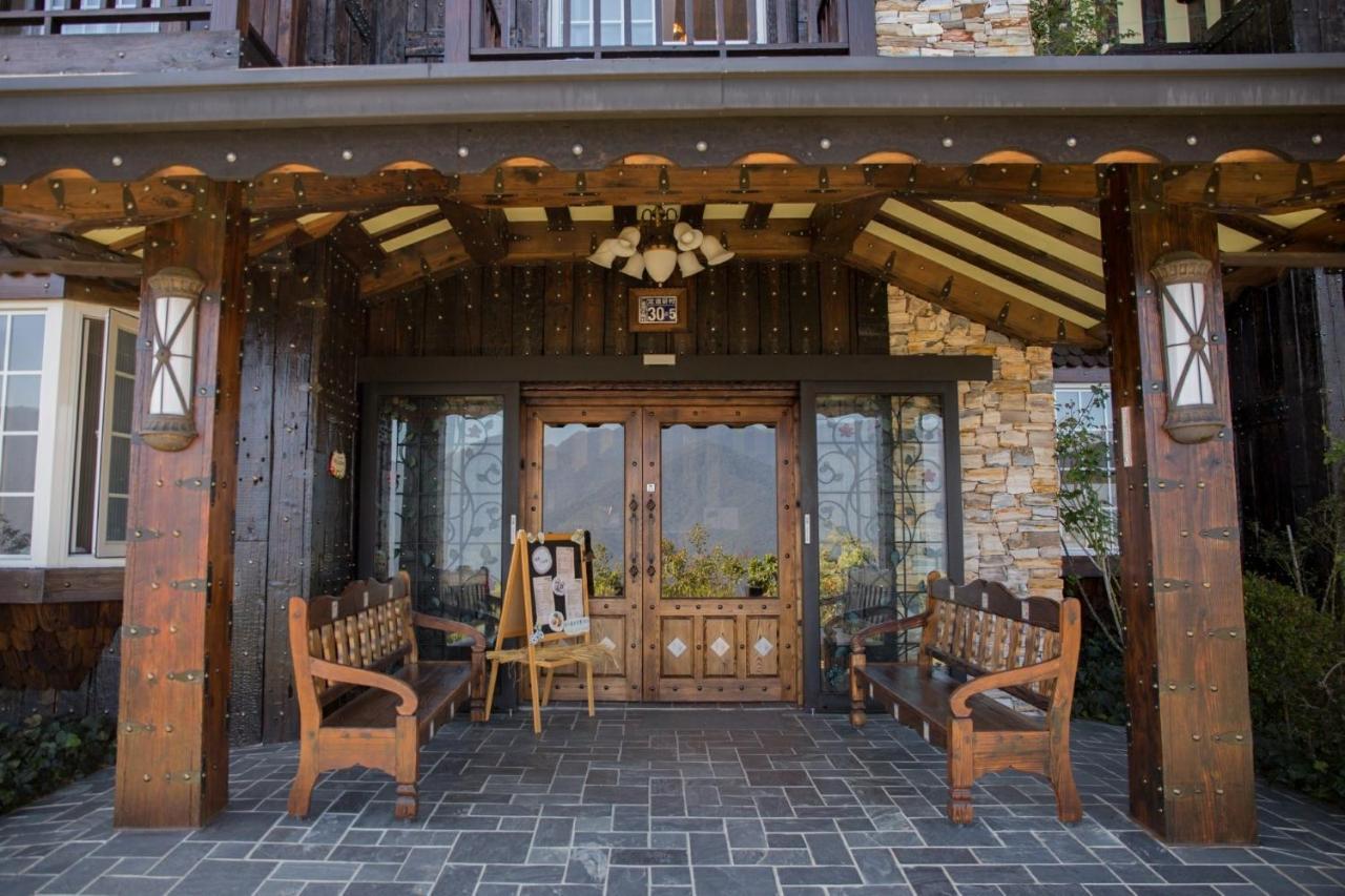 Black Forest Manor Renai Exterior photo